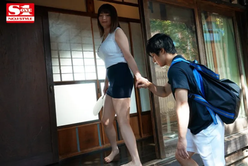 Anh chàng dâm dục chuối khi nhìn trộm em họ cắm sừng với chồng