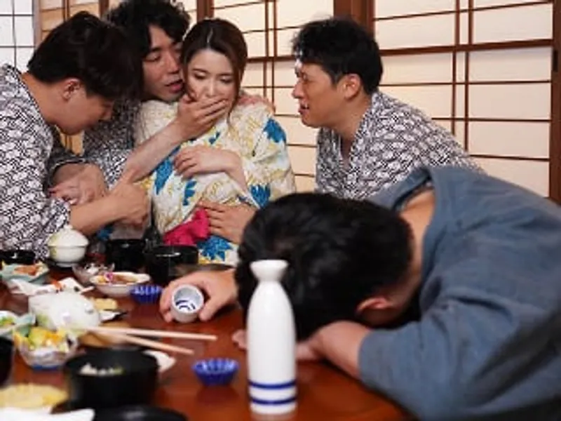 đưa vợ đi suối nước nóng, ông chồng không biết cô vợ bị người khác nắc sấp mặt