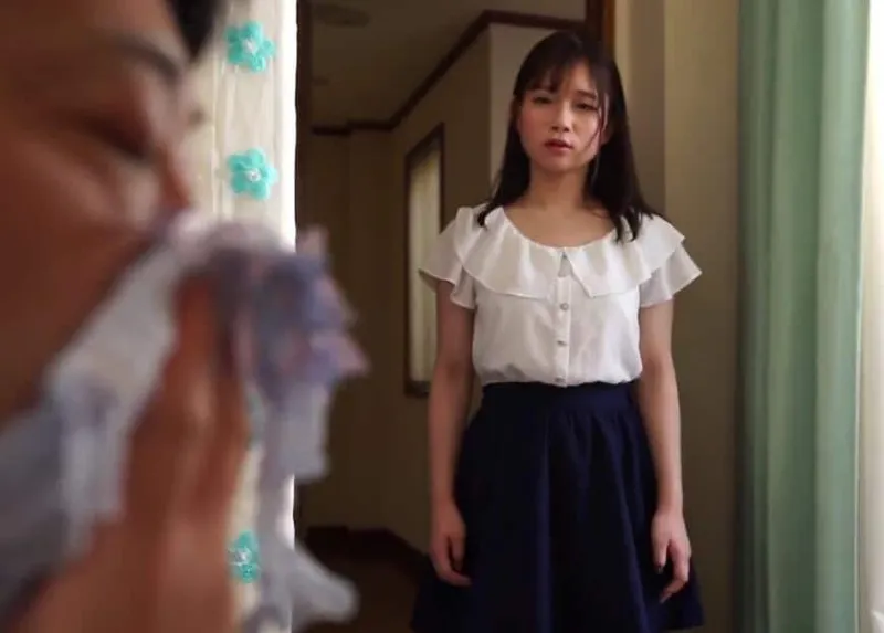 Trân châu phát hiện bố dượng biến thái ngửi đồ lót của mình